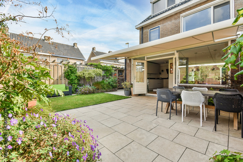 Foto A delightful courtyard with a freshly mown lawn