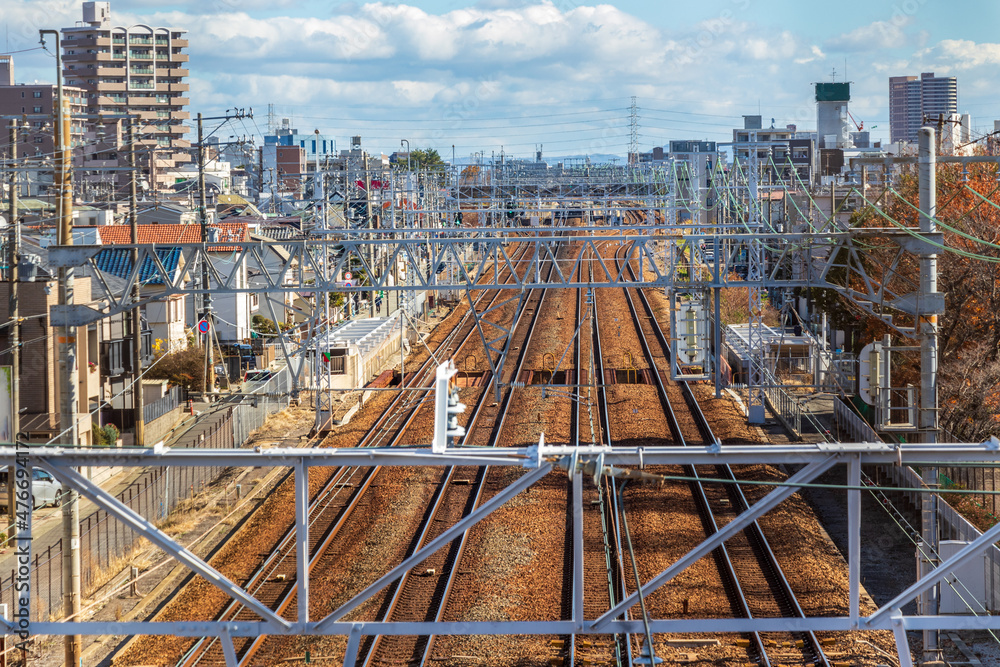 歩道橋の上から鉄道の線路を眺める