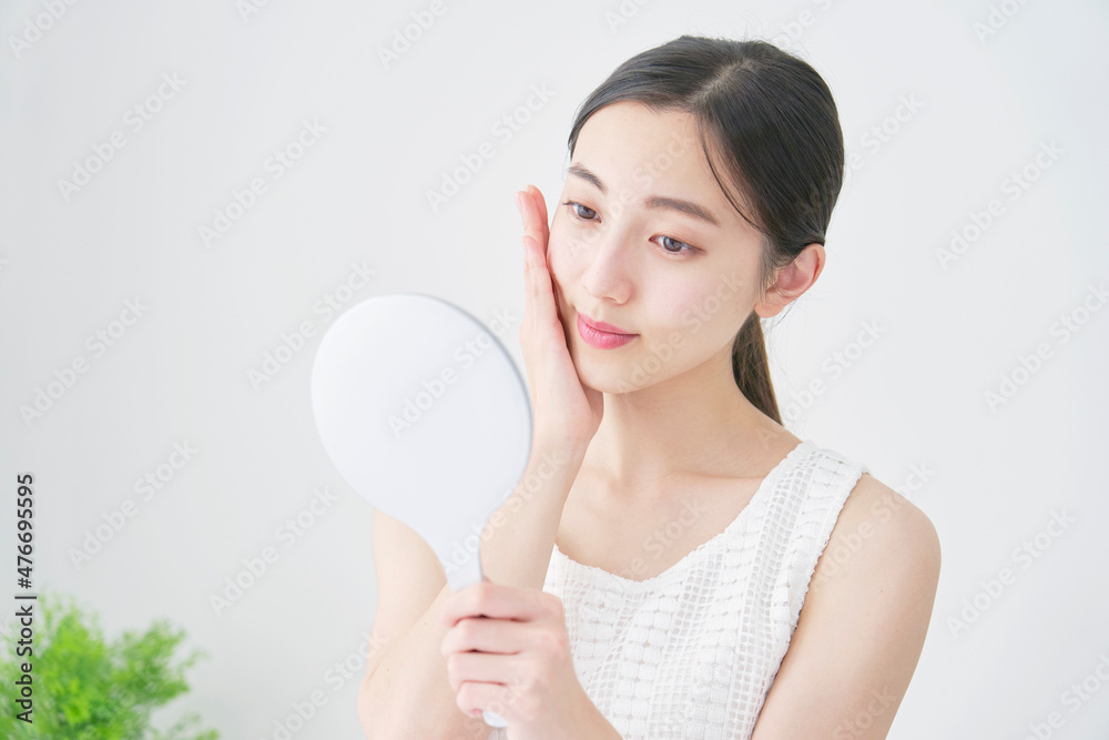 鏡を見る女性 笑顔 Stock Photo | Adobe Stock