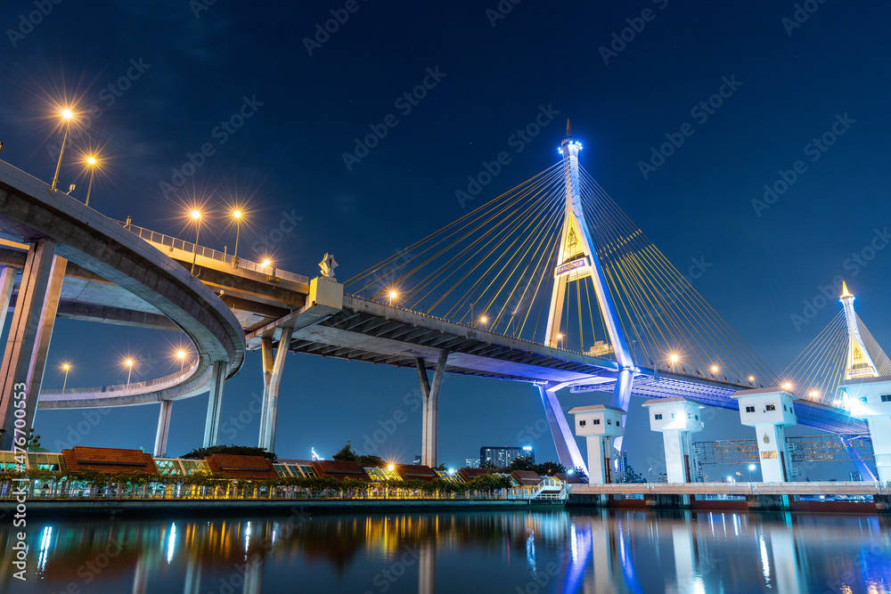 Obraz premium Bhumibol suspension bridge cross over Chao Phraya River in Bangkok, thailand at evening. Is one of the most beautiful bridges in Thailand. Selective focus.