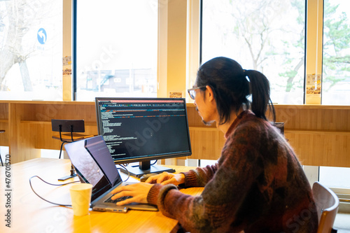 パソコン作業する男性