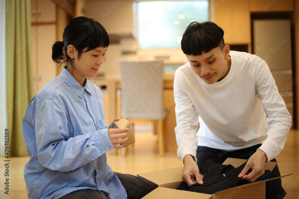 Fototapeta premium 梱包作業する夫婦