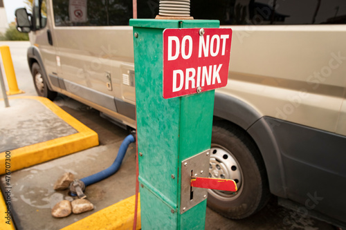 Cuadro en lienzo "DO NOT DRINK" sign at RV wastewater dumping station; RV connected and dumping i