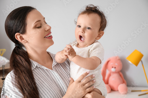 Young mother holding her li...