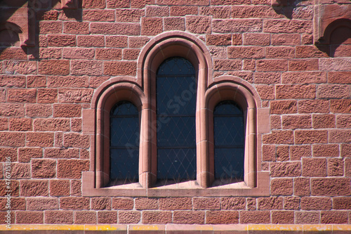 Fotografia Choir window with round arches on a red sandstone facade at the romanesque monas