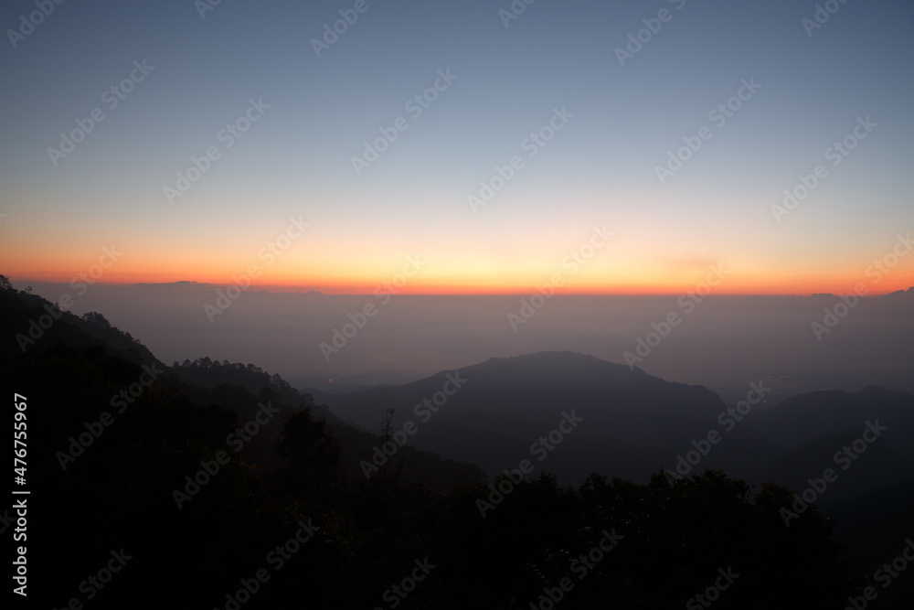 Obraz premium Beautiful view of mountains and white mist