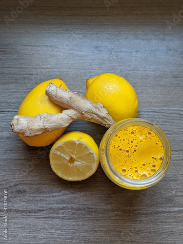 Cytryna i imbir, zdrowy sok naturalny, sok owocowy