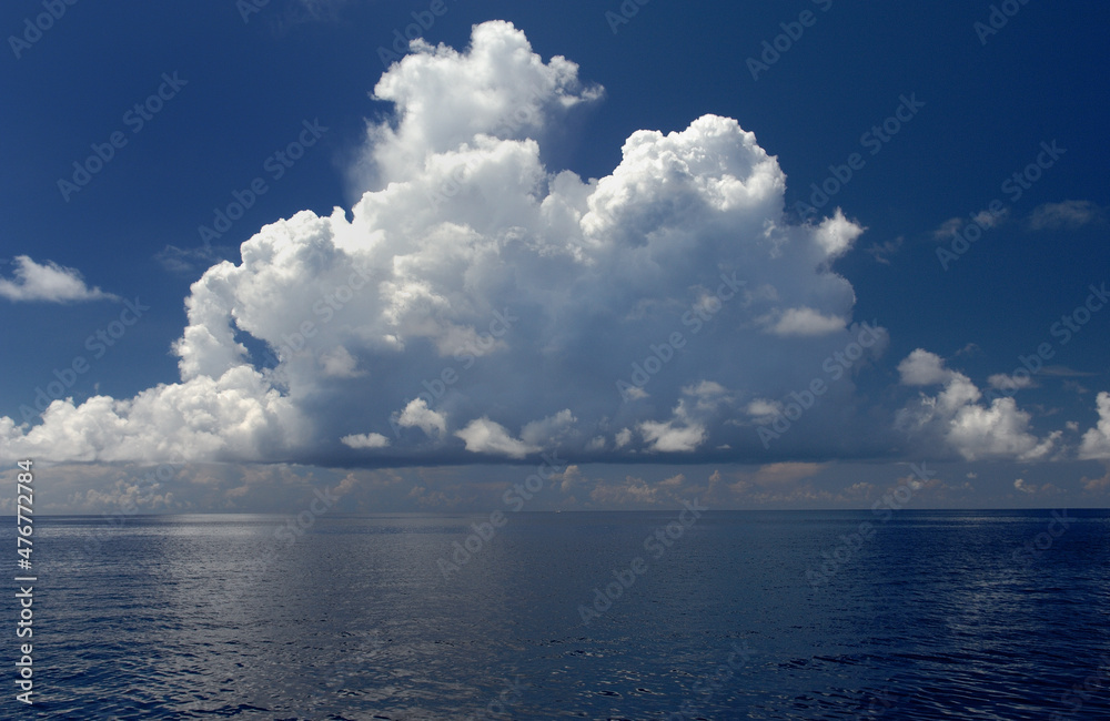 Obraz premium Tropical cloud formation over flat sea.