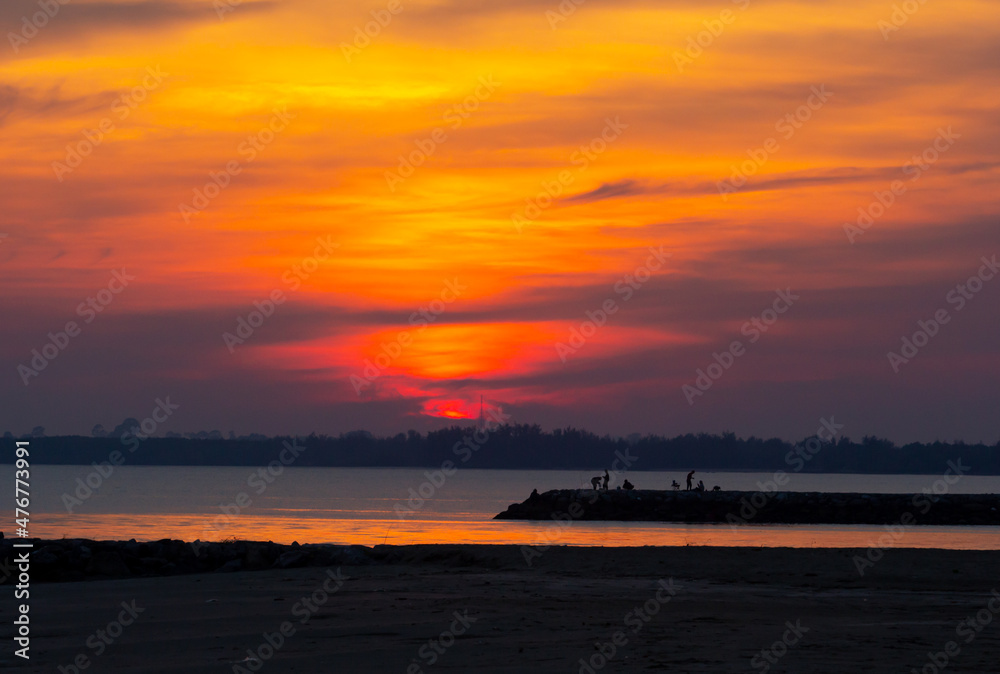 Naklejka premium Sunset beach silhouette free styles in holiday ,water sky and people.