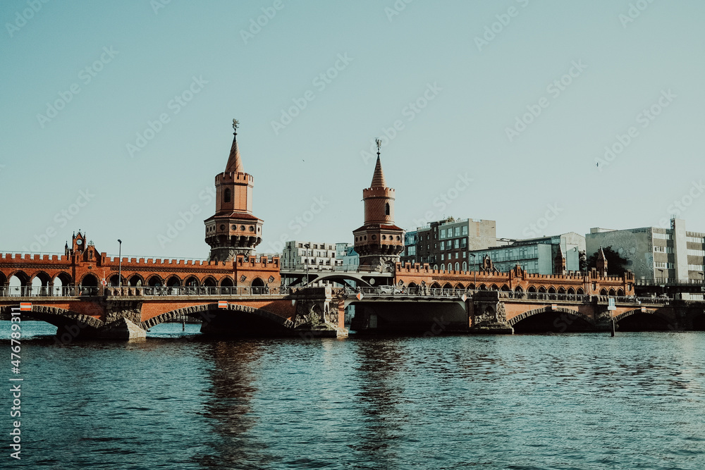 Obraz premium Oberbaum Bridge is a double-deck bridge crossing over river Spree, which connects districts Kreuzberg and Friedrichshain