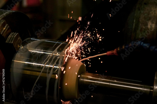During the grinding of the inner part in a circle on the machine, the coolant is poured out with sparks.