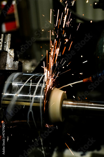 Internal grinding of a part in a circle on a machine with a small amount of sparks.