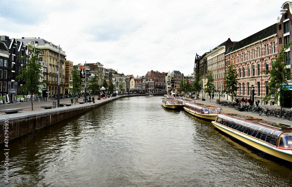 Obraz premium Canal view from bridge in Amsterdam