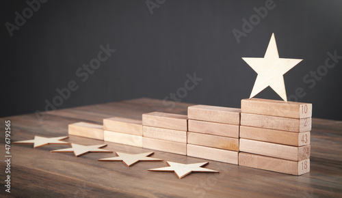 Fotografia Wooden 5 stars and wooden blocks. Increase rating