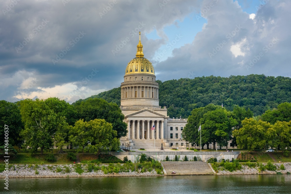 Naklejka premium The West Virginia State Capitol and Kanawha River, in Charleston, West Virginia