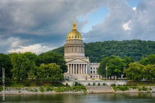 Obraz na płótnie The West Virginia State Capitol and Kanawha River, in Charleston, West Virginia w salonie
