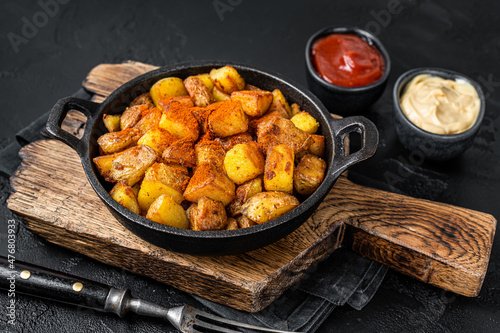 Fotografiet Patatas bravas, spicy potatoes, a Spanish dish with fried potato and a spicy garlic sauce
