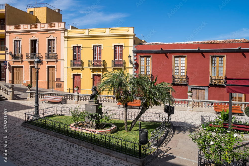 Obraz premium Plaza de iglesia de la Concepción en el pueblo de Los Realejos al norte de Tenerife, Canarias