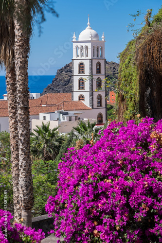 Jardines y campanario de la parroquía de Santa Ana en el pueblo costero de Garachico en el norte de la isla de Tenerife, Canarias