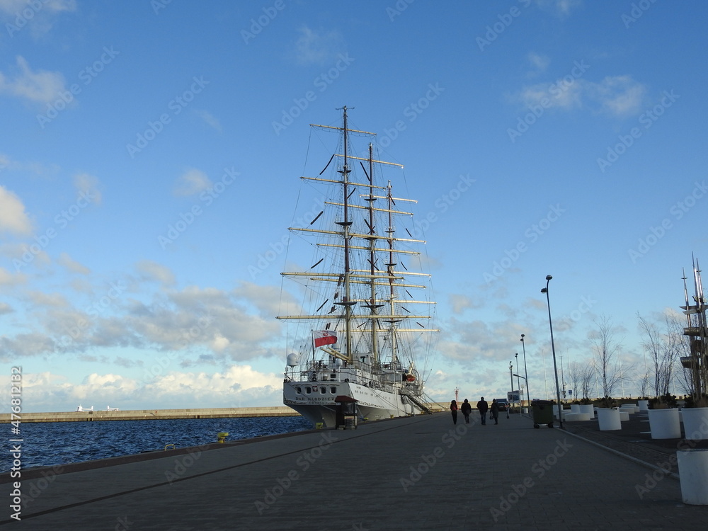Fototapeta sailing ship in the port
