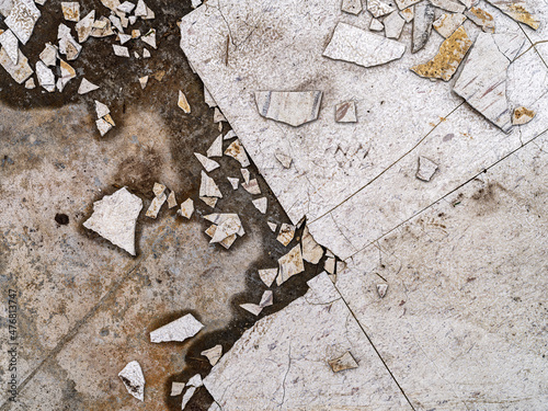 Fotografie Patterns in broken floor tiles