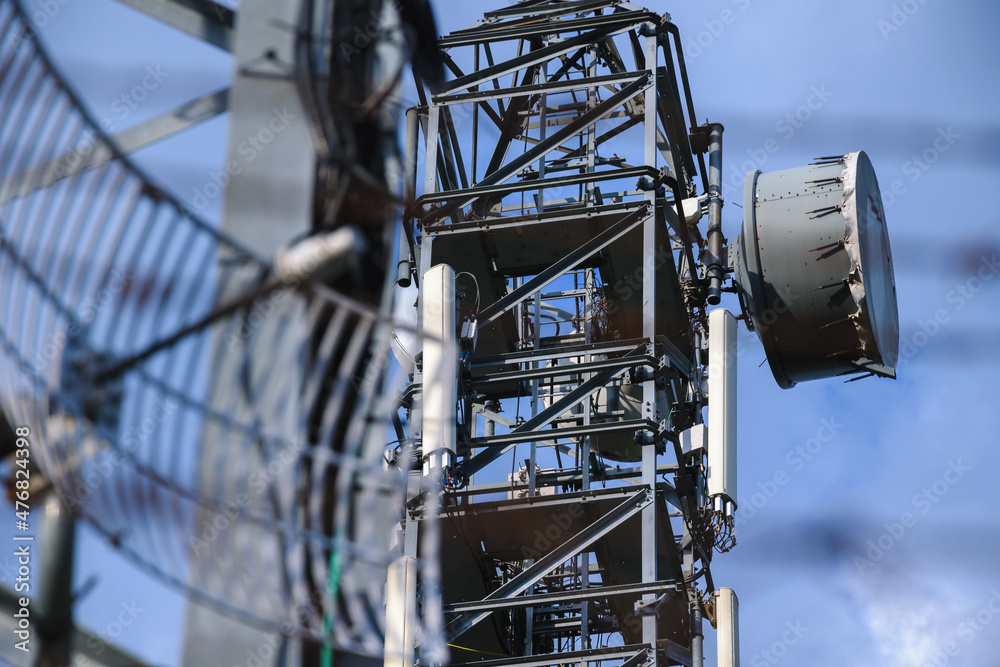 Obraz premium Imagen de antena de telecomunicaciones con detalles de las antenas, radomo, antenas 4g, antenas 5g, telefonía móvil, últimas tecnologías telecomunicaciones. 