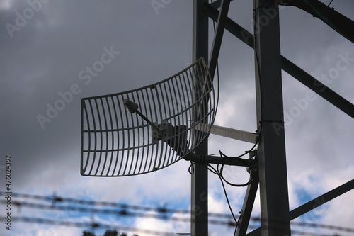 Canvas Imagen de antena de telecomunicaciones con detalles de las antenas, radomo, antenas 4g, antenas 5g, telefonía móvil, últimas tecnologías telecomunicaciones