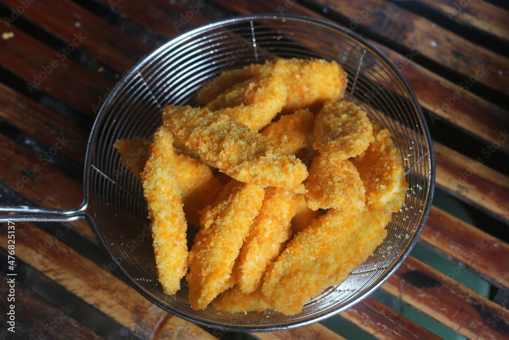 Freshly ripe fried bananas with a brown color made with bananas dipped in a mixture of liquid flour and breadcrumbs Freshly ripe fried bananas with a brown color made with bananas dipped in a mixture of liquid flour and breadcrumbs