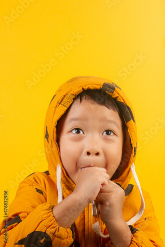 Foto Close-up portrait of asian child boy he Funny looking creating new idea solution