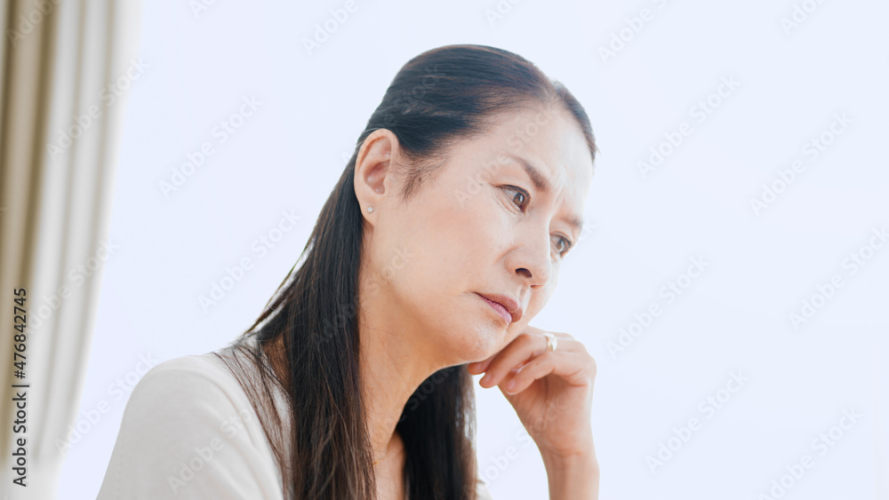 Fototapeta premium 家で悩むシニア女性