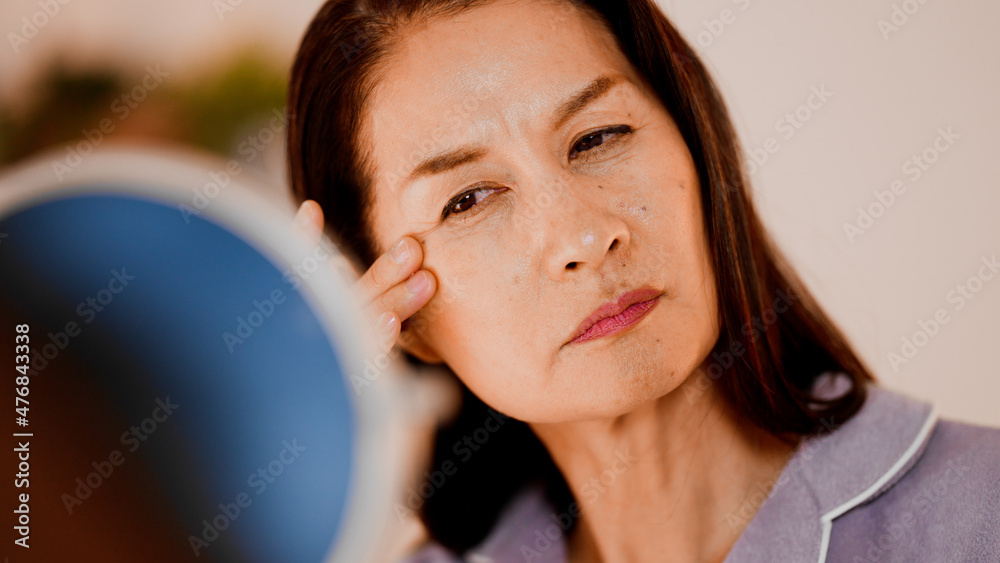 ビューティーイメージ　スキンケアをするシニア女性