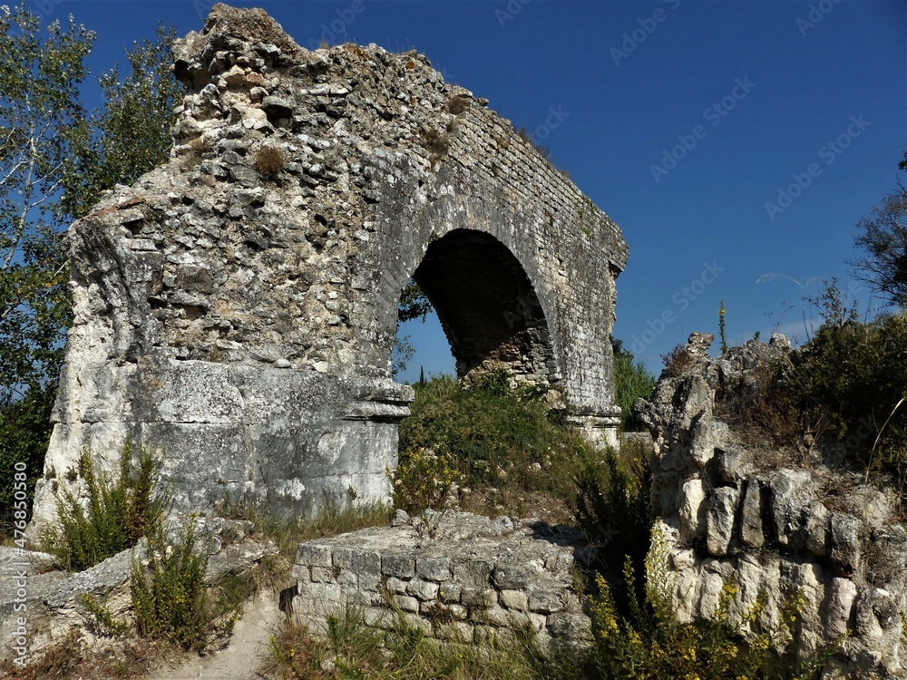 Römischer Aquädukt-Pfeiler / Aqueducs romains de Barbegal bei Fontvieille / Provence