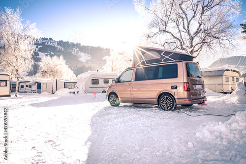 Wintercamping in den Alpen mit einem Reisemobil und Wohnwagen