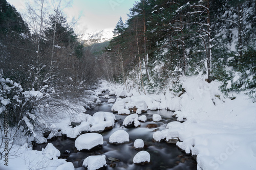 Peisaje con rio efecto seda y rocas nevadas photo