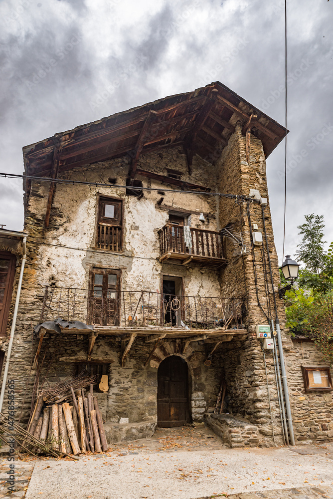 Poble d'Àlos d'Isil a la comarca del pallars sobirà, pirineu català Poble d'Àlos d'Isil a la comarca del pallars sobirà, pirineu català