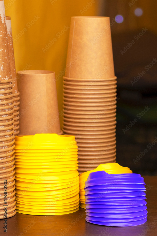 Ranks of paper tumbleres. Coffee glasses. Wall of cups from a cardboard. plastic cups, lids, straws, tubules Ranks of paper tumbleres. Coffee glasses. Wall of cups from a cardboard. plastic cups, lids, straws, tubules