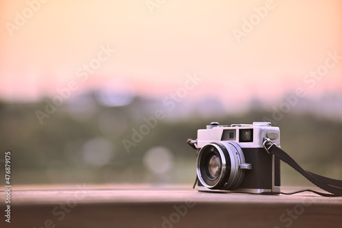 노을을 배경으로한 필름카메라 연출