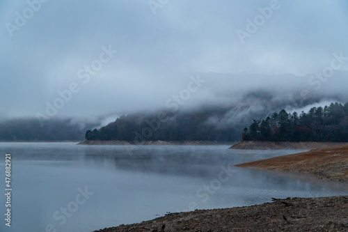 朝霧の立ち込める有峰湖