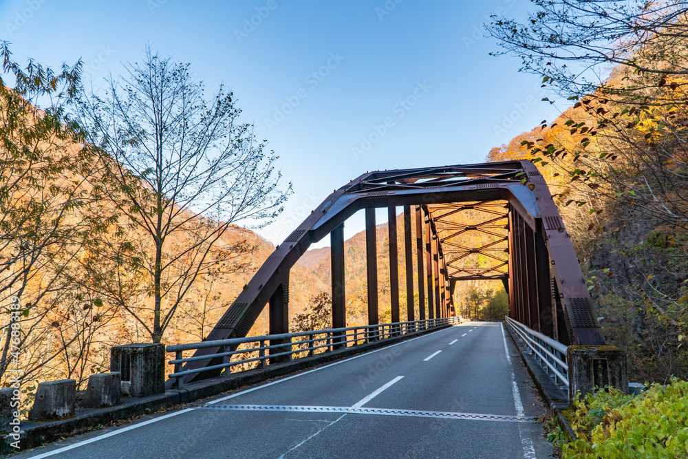 秋の有峰林道と鉄橋