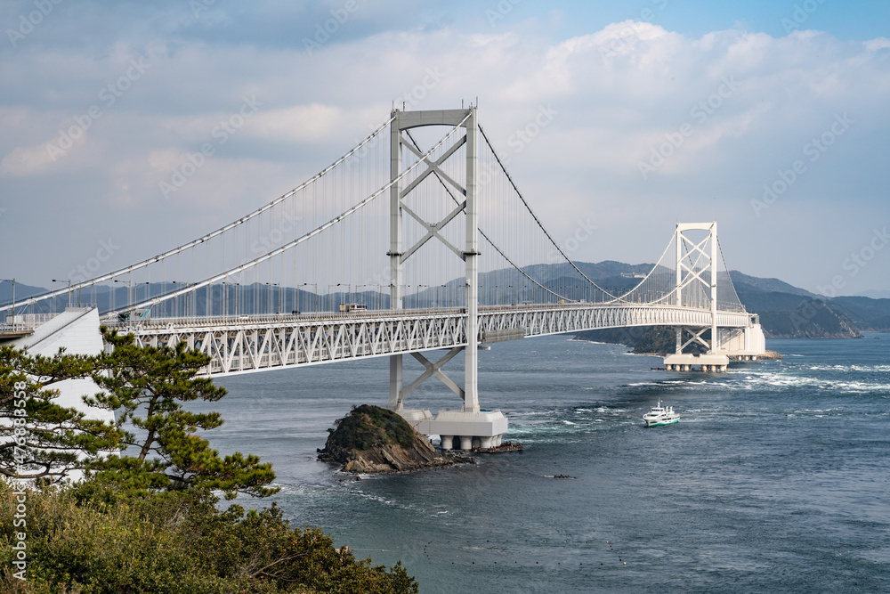 Naklejka premium 大鳴門橋と鳴門海峡の観潮船