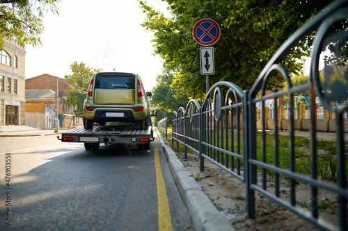 Improper parked car evacuation by tow truck