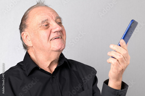 portrait homme âgé faisant une selfie photo