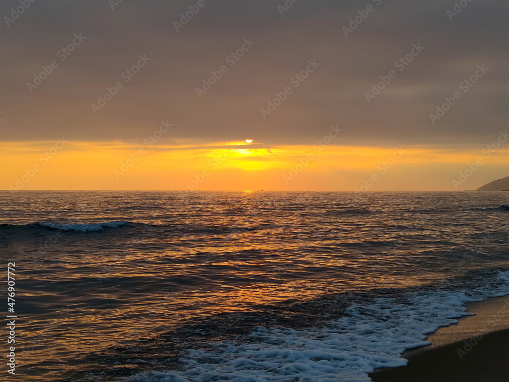 Obraz premium evening november sky with sunset over mediterranean sea/beach at autumn 