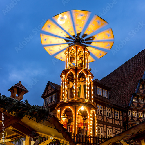 beleuchtetes Karussel auf dem Weihnachtsmarkt in Hildesheim vor dem Knochenhauer Amtshaus