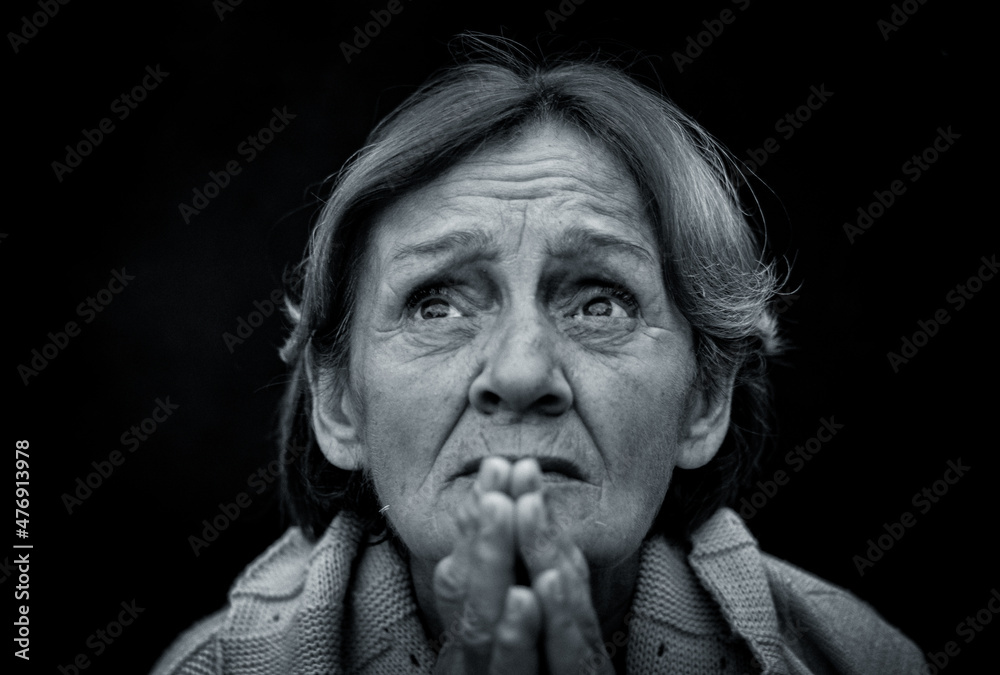  Black and white photography of an old woman praying