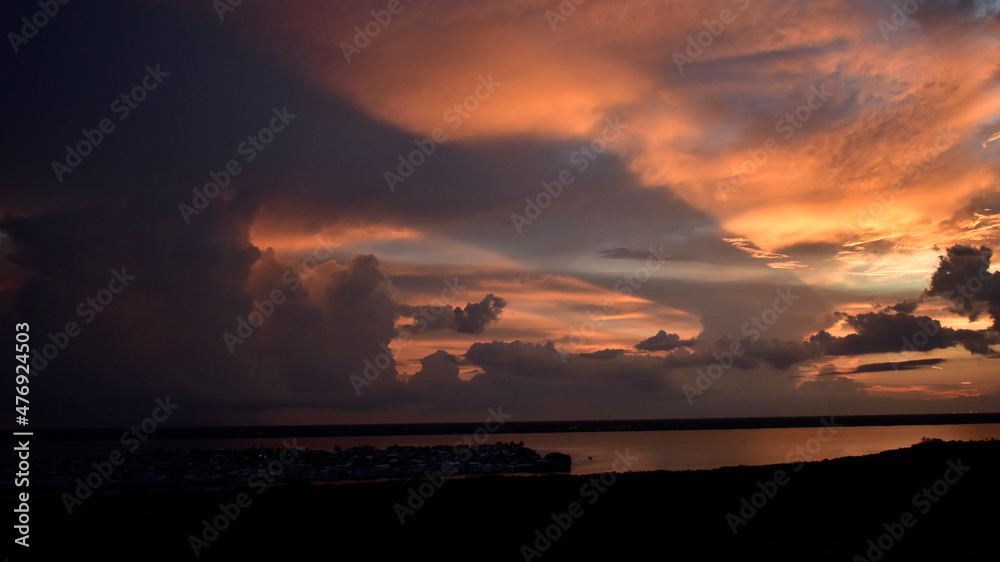 Naklejka premium Pink sunset near Nettles Island, Florida