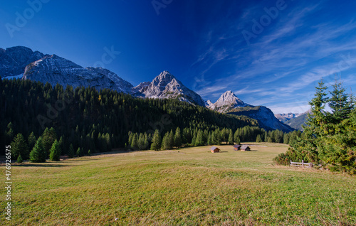 Alpiner Bergblick im morgendlichen Licht an einem sonnigen Tag im Sommer auf der Ehrwalder Alm mit Blick auf die Sonnenspitze und zum Tajakopf in Tirol, Österreich
