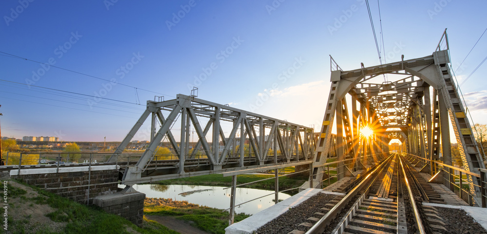 Obraz premium Railway bridge at dawn. Industrial summer landscape.