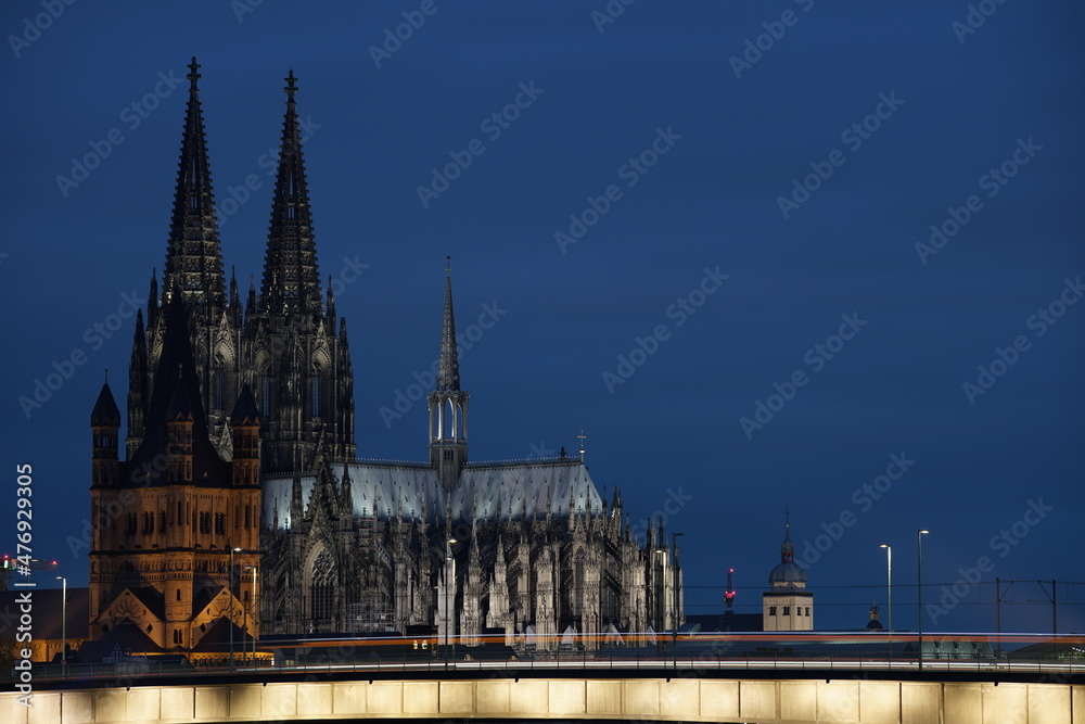 Kathedrale in Köln, Dom am Rhein in Deutschland, Nordrhein-Westfalen bei Abendlicher Stimmung, Kölner Dom