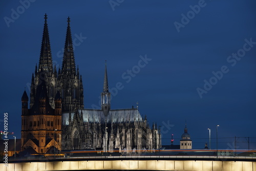 Kathedrale in Köln, Dom am Rhein in Deutschland, Nordrhein-Westfalen bei Abendlicher Stimmung, Kölner Dom